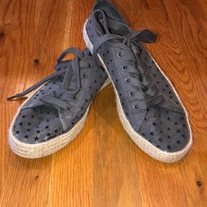 Women’s Universal Thread lace up canvas shoes